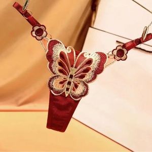 Butterfly embroidered thong. Panty, Ring Linked Low size: Adjustable.